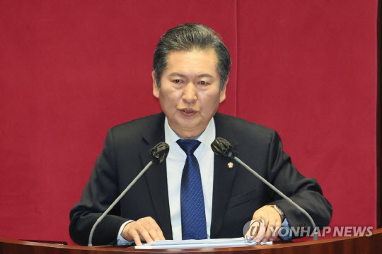 정청래 더불어민주당 의원이 6일 오후 열린 국회 정치·외교·통일·안보 분야 대정부질문에서 질문 전 발언하고 있다.<연합뉴스>
